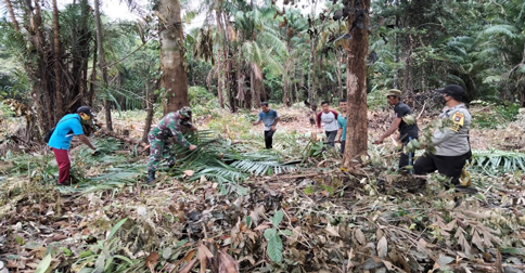 Polisi Bersama Warga Bersihkan Lokasi Pondok Hafid Qur'an di Air Tang Natuna