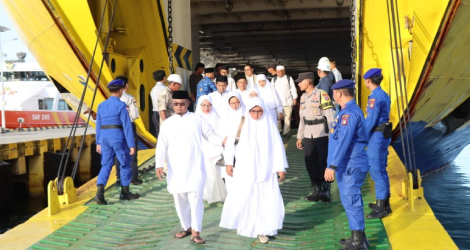 Polres Natuna Kawal Kedatangan Calon Jemaah Haji dari Serasan dan Serasan Timur