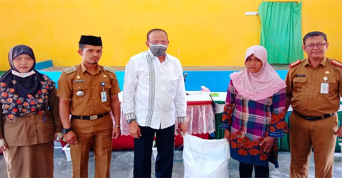 Bupati Natuna Serahkan Bantuan Sembako kepada Masyarakat Rawan Pangan