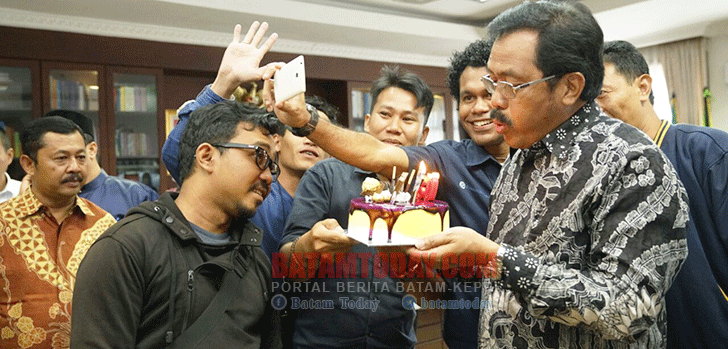 Ultah ke-60 Gubernur Kepri Nurdin Basirun, Staf dan Kepala OPD Beri Kejutan