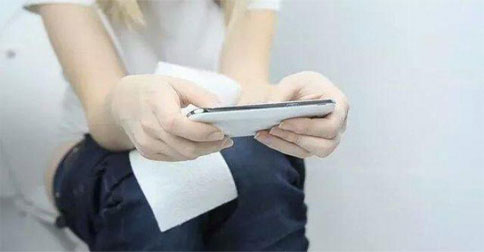 Berlama-lama Main Ponsel di Toilet Bisa Memicu Wasir, Ini Penyejelasannya