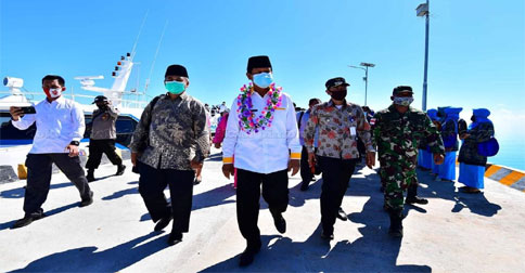 Kunker ke Natuna, Isdianto Serahkan Bantuan Warga Terdampak Covid-19
