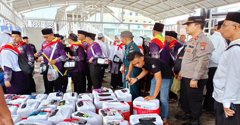 Aunur Rafiq Lepas Keberangkatan JCH Karimun Di Halaman Rudin Bupati