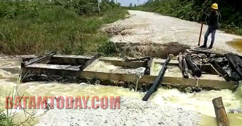 Jembatan Hancur, Warga Klarik Terancam Terisolir Selama Lebaran