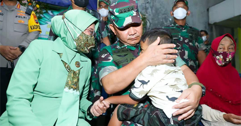 Tangis Haru Ksad Dudung Saat Kunjungi Anak Almarhum Sertu Eka, Korban Kebiadaban KKB Papua