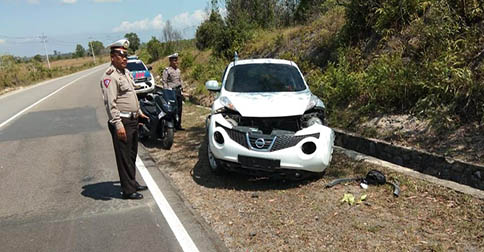 Hindari Jalan Berlubang, Nissan Juke Tabrak Tebing di Jalan Lintas Barat