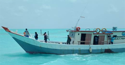 Kapal Kayu Tenggelam di Perairan Seluan Natuna, Penumpang Bergantung di Atas Kapal