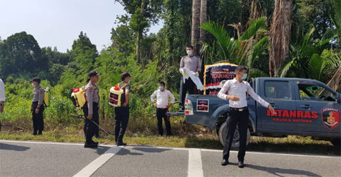 Satgas Gakkum Karhutla Natuna Berjibaku Padamkan Kebakaran Lahan Warga