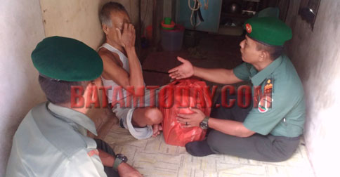 Koramil 05/Midai Kunjungi Kakek Suswandi Sakit Katarak dan Stroke Puluhan Tahun
