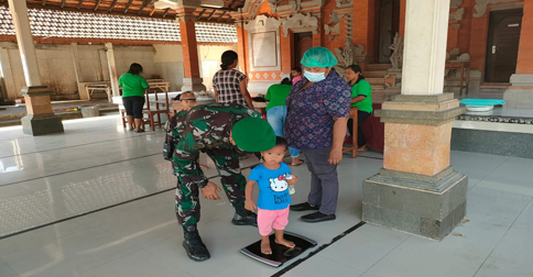 Babinsa Tihingan Kawal Pelaksanaan Posyandu di Dusun Mengguna