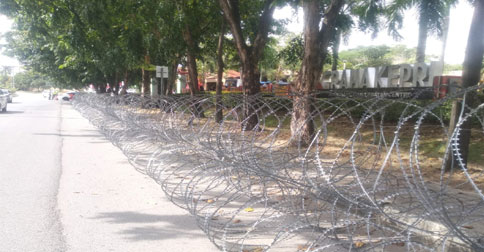 Buruh Batam Kembali Demo, Kantor Graha Kepri Dipasang Kawat Berduri