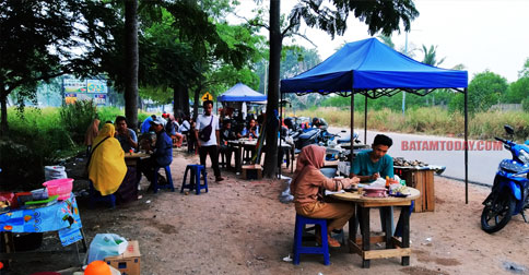 Nikmati Sajian Kerang Rebus dan Sambal Khas Melayu di Pinggir Jalan Marina, Maknyus Tenan!