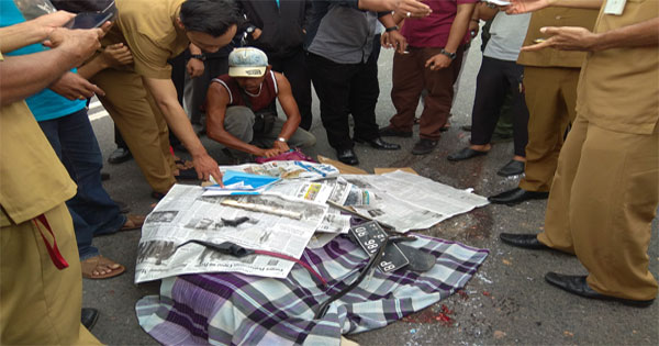 Ibu-ibu Pengendara Motor Vario Tewas Dilindas Truk Pengangkut Batu Granit