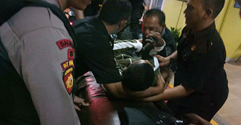 Ditemukan Tergeletak di Pinggir Jalan, Korban Lakalantas Ini Langsung Dibawa Polisi ke Rumah Sakit