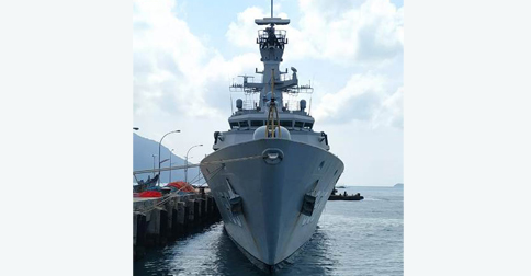 KRI JOL dan Kal Bungaran Bantu Evakuasi Perahu Tenggelam di Perairan Seluan Natuna