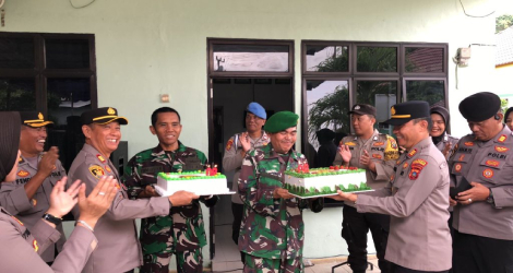 HUT ke-80 TNI di Tanjungpinang, Polresta Tunjukkan Kebersamaan Lewat Kejutan Kue Ulang Tahun