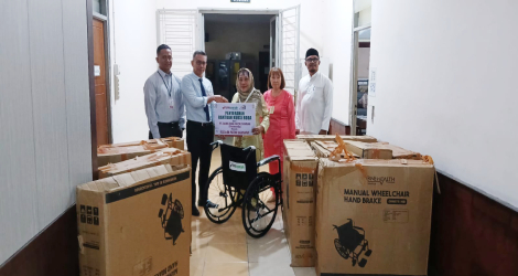 Dukung Layanan RSUD dr RM Pratomo, BRK Syariah Bagansiapiapi Serahkan Bantuan Kursi Roda