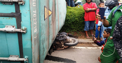 Lakalantas di Lampu Merah Simpang Fanindo, Satu Motor Terhimpit Kontainer