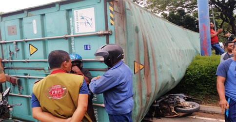 Lakalantas Simpang Fanindo, Nyawa Fendi Hampir Melayang Tertimpa Kontainer