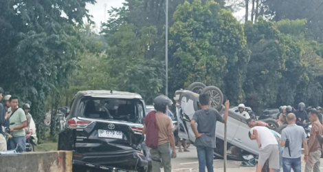Truk Bermuatan Pasir Tabrak Dua Mobil di Tiban, Warga Sempat Panik