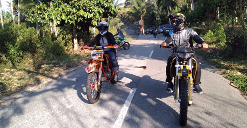 Lanal Ranai Bagikan Daging Kurban Menggunakan Motor Trail