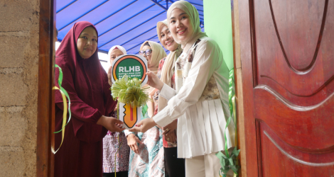 Dorong Kesejahteraan Warga, Ketua PKK Bintan Serahkan Rumah Layak Huni dan Paket Bantuan dari Baznas