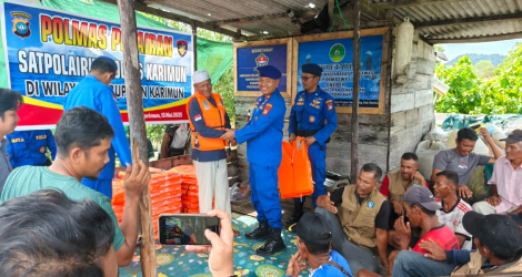 Polairud Polres Karimun Bagikan Life Jacket untuk Nelayan Perbatasan Desa Pongkar
