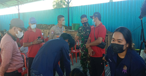 Babinsa Banjarangkan Bersinergi dengan Mahasiswa Olah Limbah Bulu Ayam Jadi Pupuk