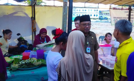 Jelang Buka Puasa, Lis Ajak Buah Hati Belanja Takjil