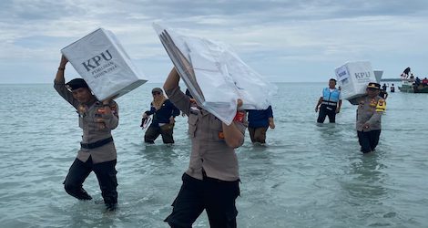 Polres Natuna Kawal Distribusi Logistik Pilkada ke Wilayah Terpencil dengan Semangat Tinggi
