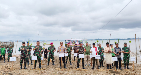TNI-Polri Tanam Ribuan Mangrove di Kampung Terih untuk Jaga Ekosistem Pesisir