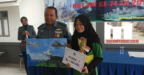 Juarai Lomba Melukis HUT TNI ke-74 di Lanal Ranai, Dinda Bakal Dikirim Seleksi ke Mabes TNI