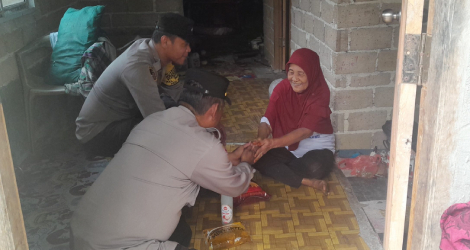 Polsek Meral Salurkan Bantuan Sembako bagi Warga Kurang Mampu di Bulan Ramadan