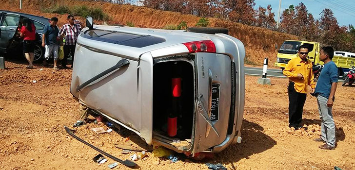 Toyota Avanza Terbalik Hingga Menabrak Pembatas Jalan di Lintas Barat Bintan