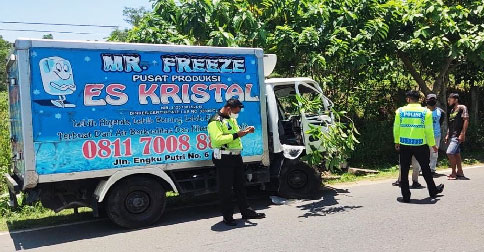 Hindari Pemotor, Mobil Box Tabrak Lampu Jalan di Km 6 Tanjungpinang