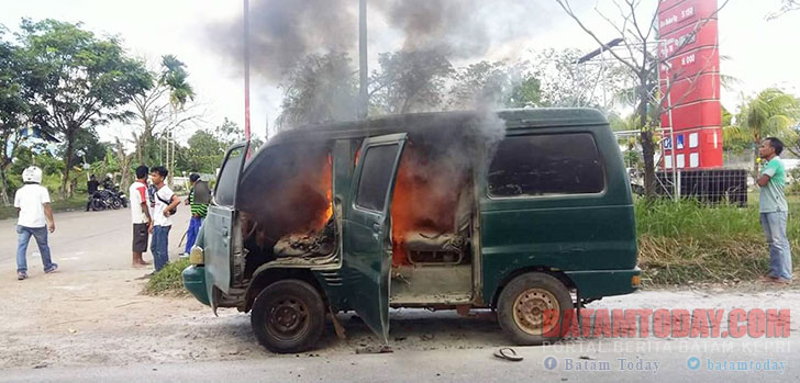 Mobil Terbakar di Depan SPBU Batuaji, Pengendara Panik