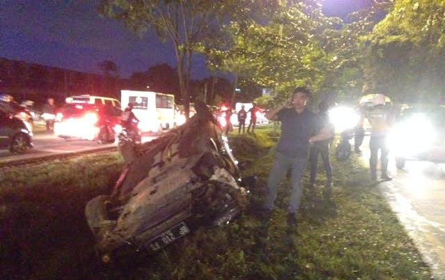Tabrak Pantat Mobil Wartawan Honda Civic Terbalik