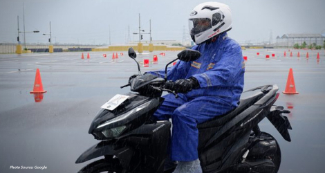 Musim Hujan Tiba, Capella Honda Kepri Imbau Pengendara Motor Waspada Jalan Licin