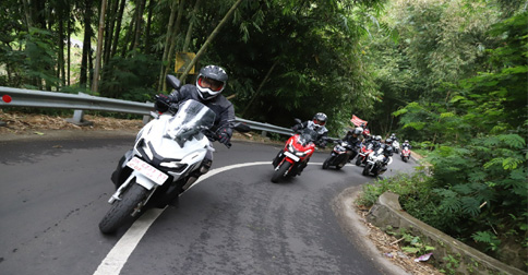 Begini Cara Naik Motor Matik di Tanjakan dan Turunan
