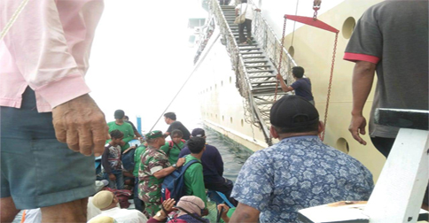 Tak Bisa Sandar di Pelabuhan, Babinsa Midai Bantu Angkut Penumpang KM Bukit Raya dari Tengah Laut