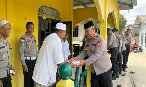 Polres Kepulauan Anambas Bagikan Nasi Kotak Usai Salat Jumat