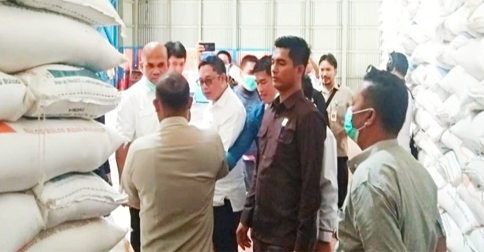 Pantau Stok Sembako di Tengah Wabah Covid-19, DPRD Natuna Tinjau Pasar dan Bulog