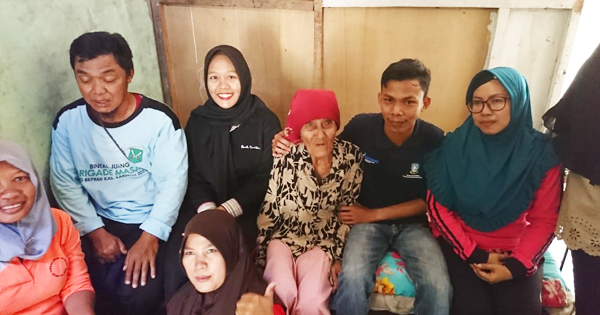 Lurah Harjosari Bersama Warga Gotong Royong Bersihkan Rumah Nenek Beni