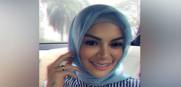 Berhijab, Nikita Mirzani Belum Hapus Tato dan Foto Seksi