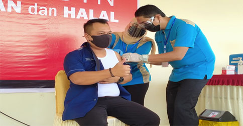 Plt Bupati Lingga Terima Suntikan Perdana Vaksin Sinovac Covid-19