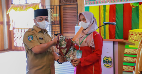 Bupati Nizar Ingin Pengrajin Tudung Manto di Lingga Terus Bertambah