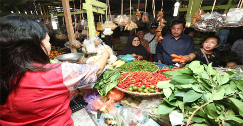 Nurdin Basirun Cek Harga dan Pasokan Sembako di Pasar Natuna