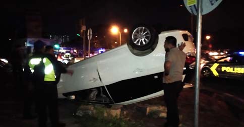 Kecelakaan di Simpang Kabil, Honda Mobilio Nyungsep Masuk Median Jalan
