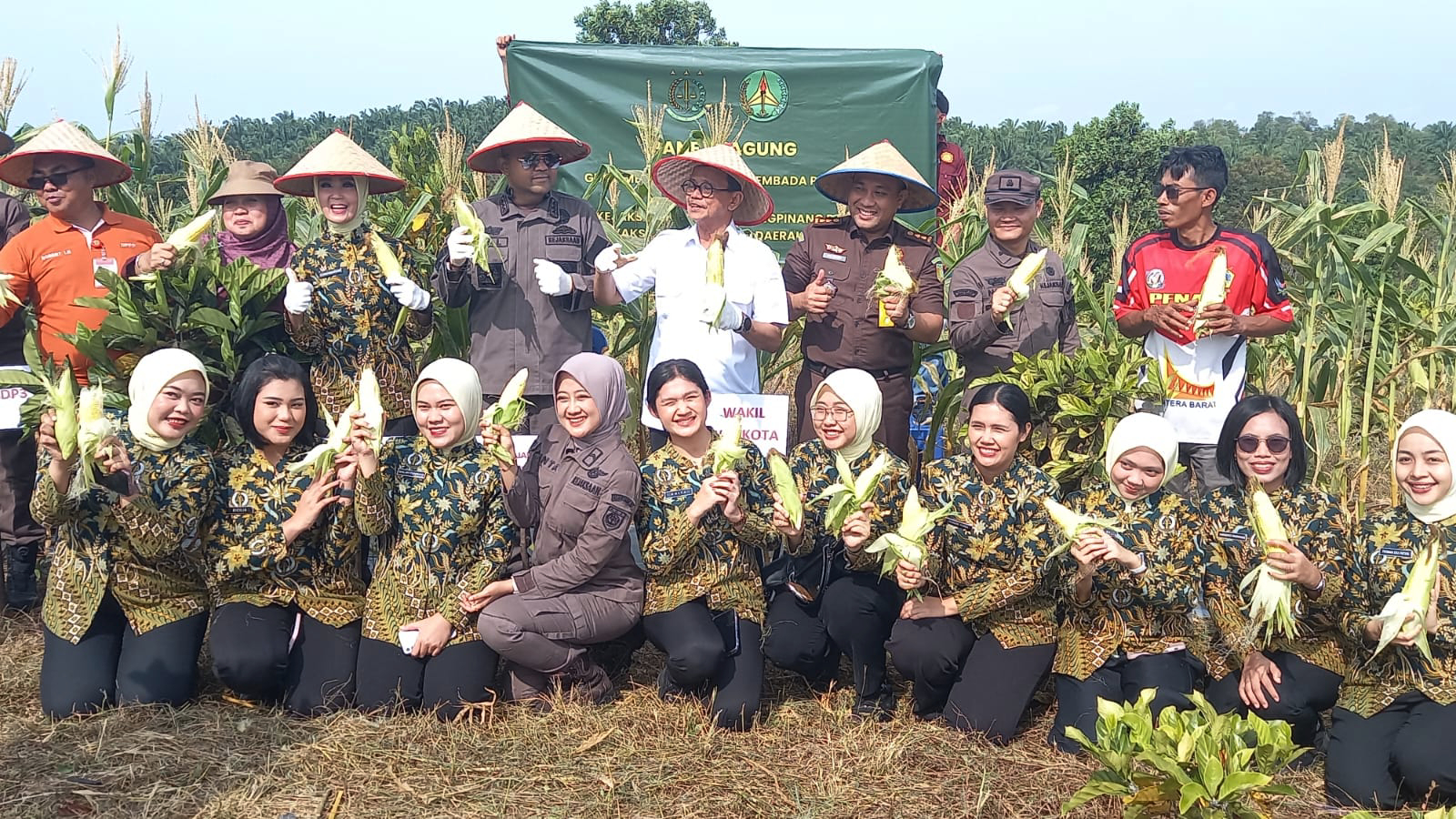 Kejari-Pemko Tanjungpinang Panen Kacang Tanah dan Jagung, Dukung Ketahanan Pangan Nasional