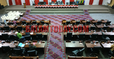 Hanya Dihadiri 10 Anggota, Paripurna Penyampaian Pandangan Fraksi DPRD Kepri Ditunda